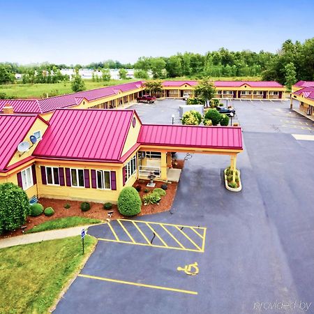 Amherst Inn & Suites エクステリア 写真