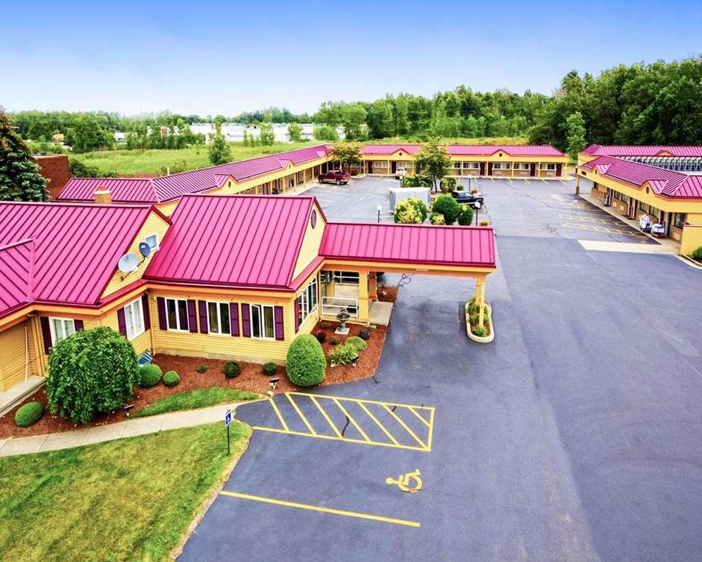 Amherst Inn & Suites エクステリア 写真