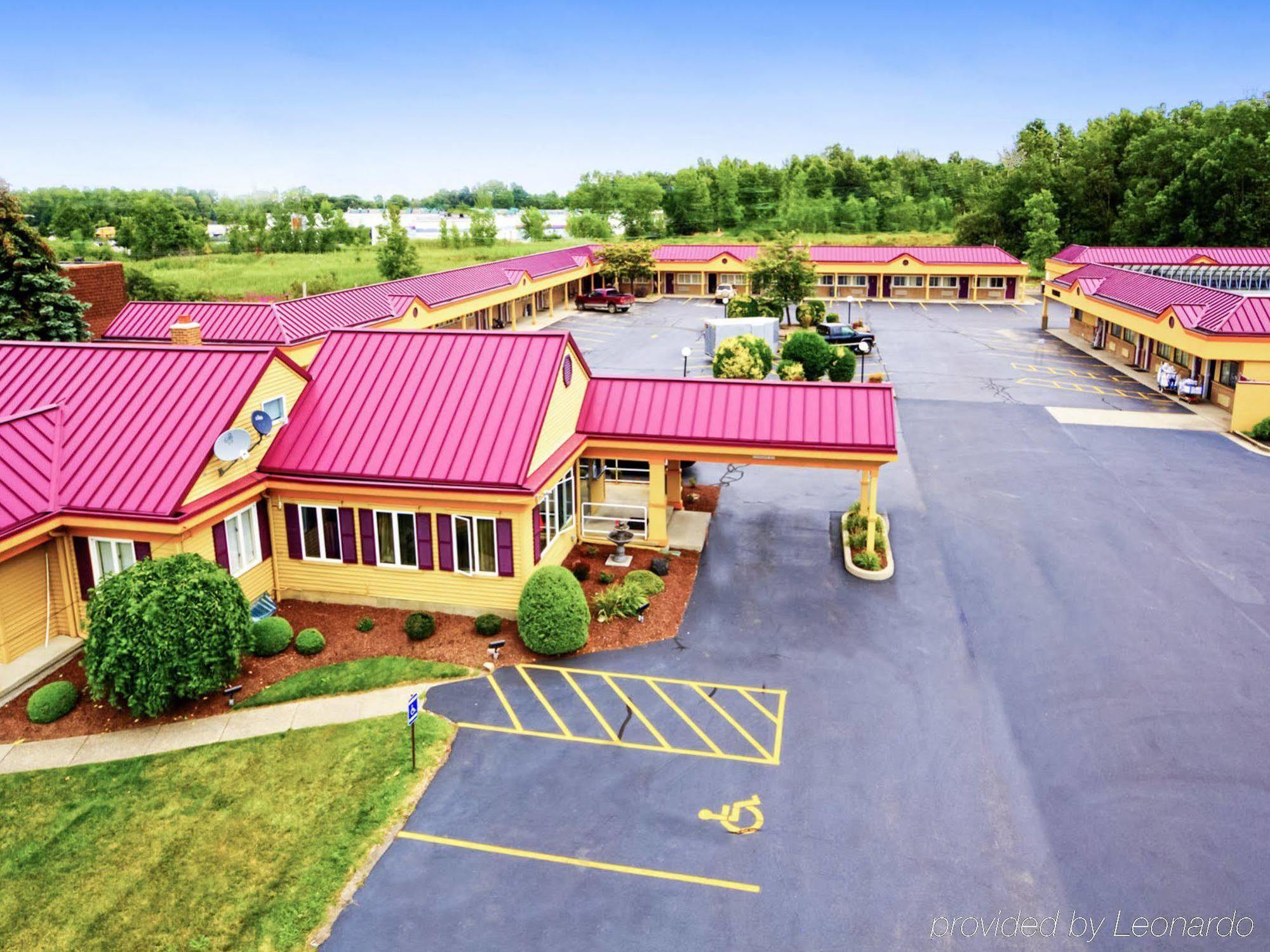 Amherst Inn & Suites エクステリア 写真