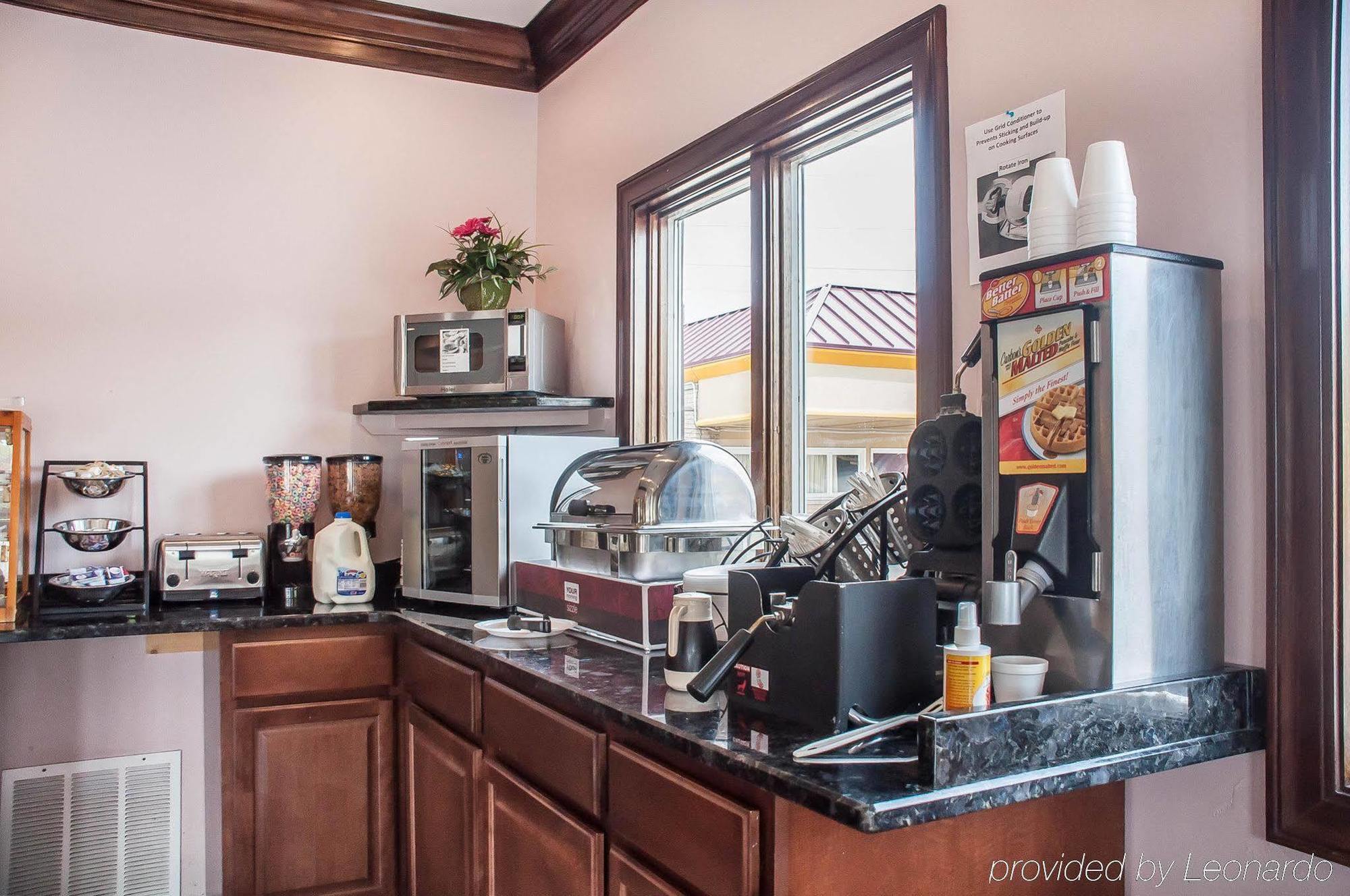 Amherst Inn & Suites エクステリア 写真