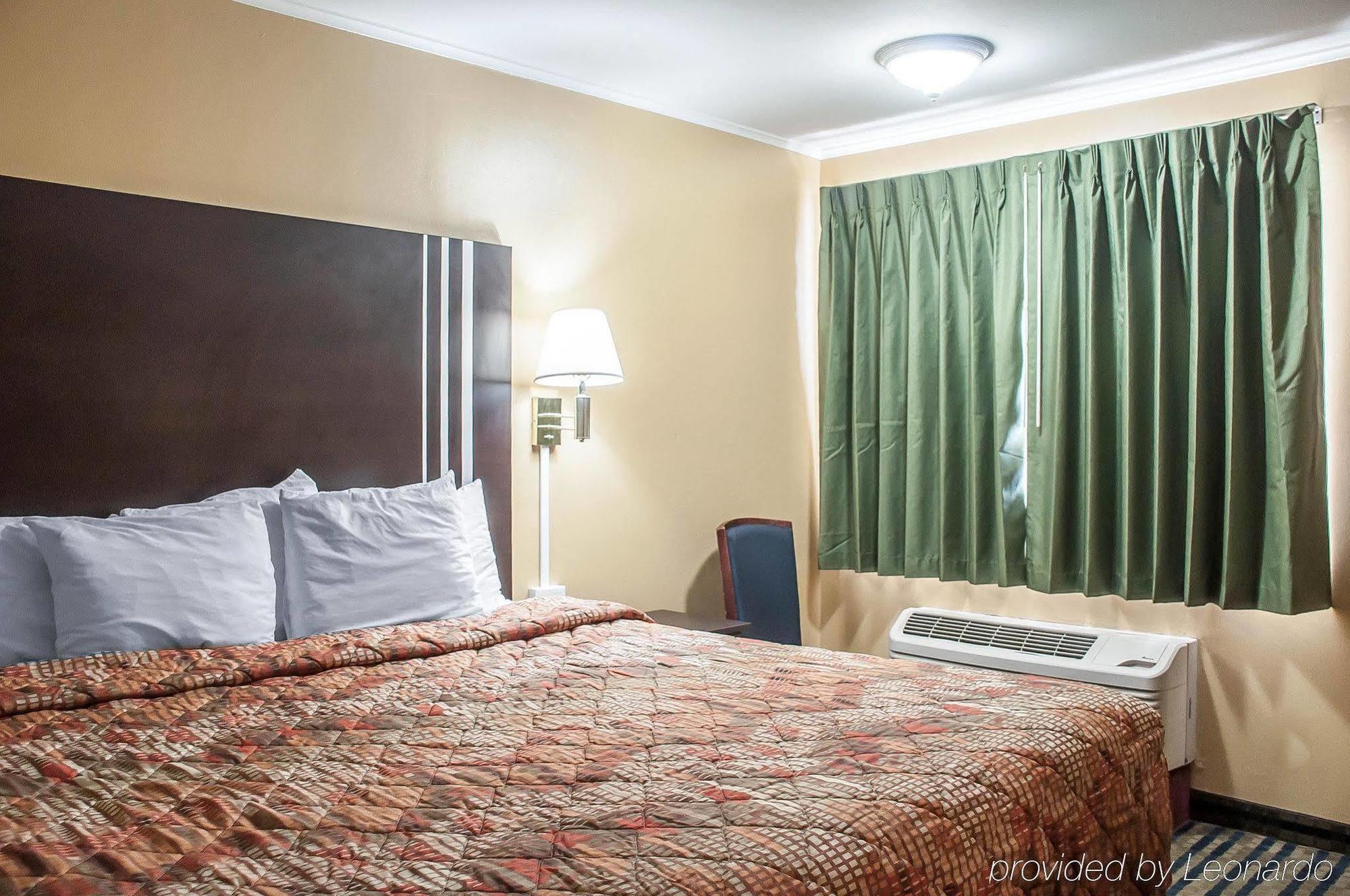 Amherst Inn & Suites エクステリア 写真