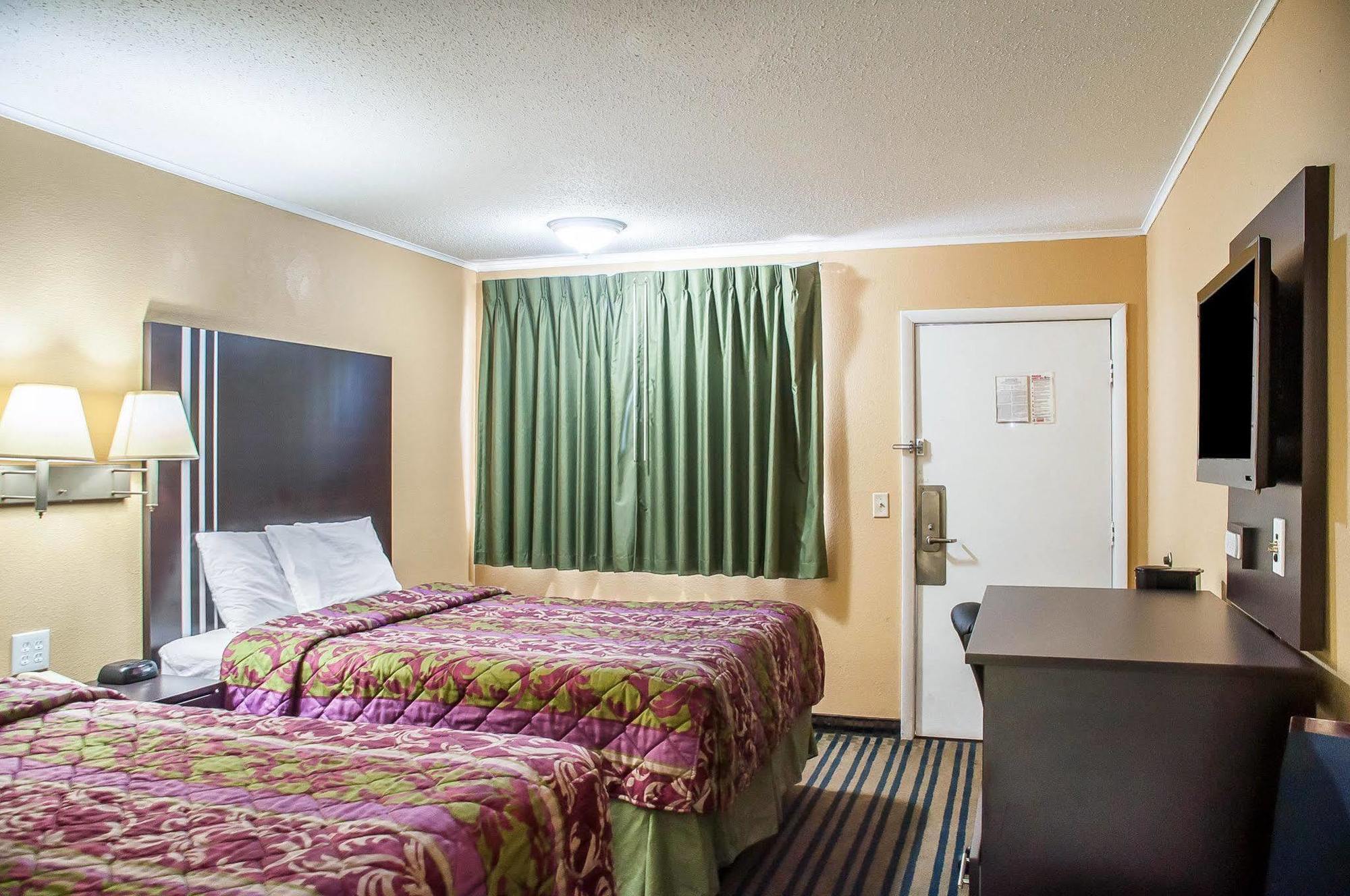 Amherst Inn & Suites エクステリア 写真