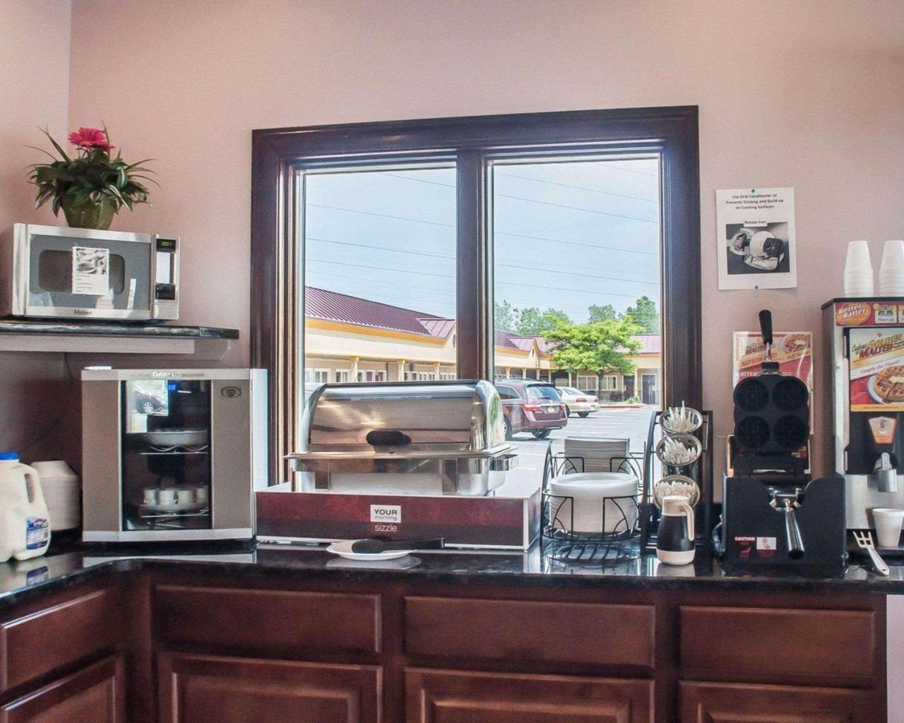 Amherst Inn & Suites エクステリア 写真