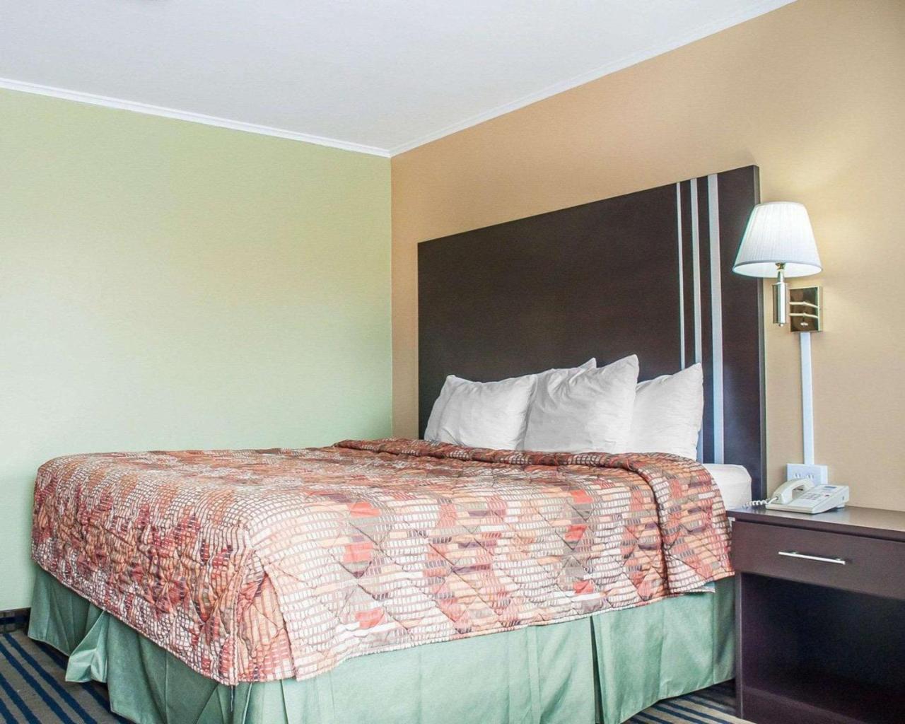 Amherst Inn & Suites エクステリア 写真