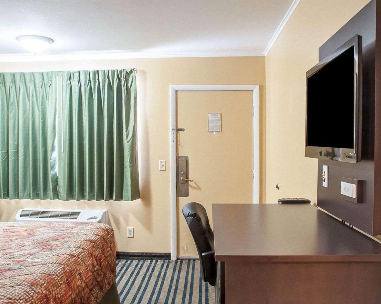 Amherst Inn & Suites エクステリア 写真