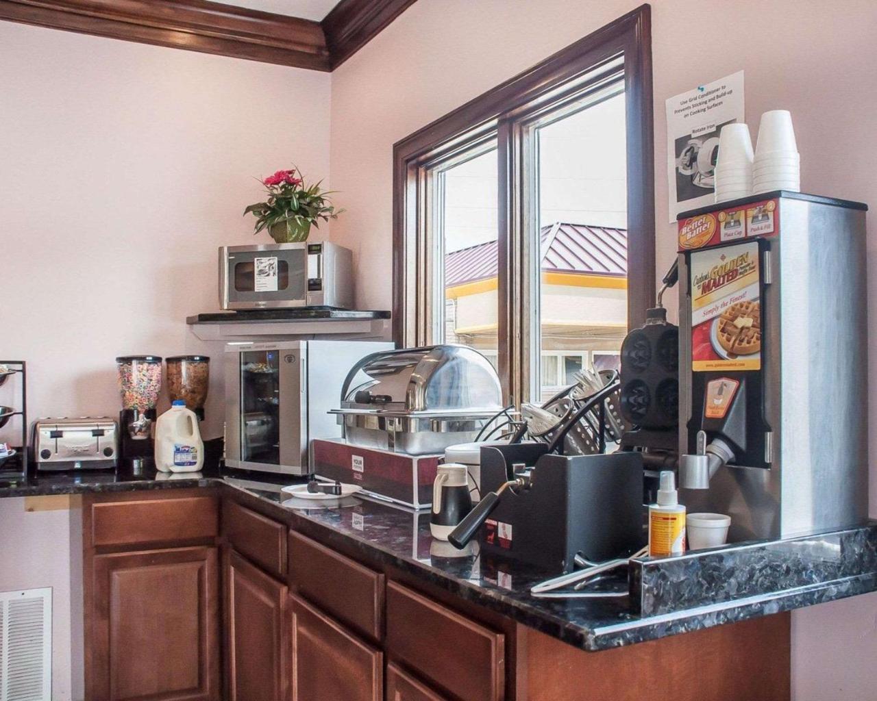 Amherst Inn & Suites エクステリア 写真