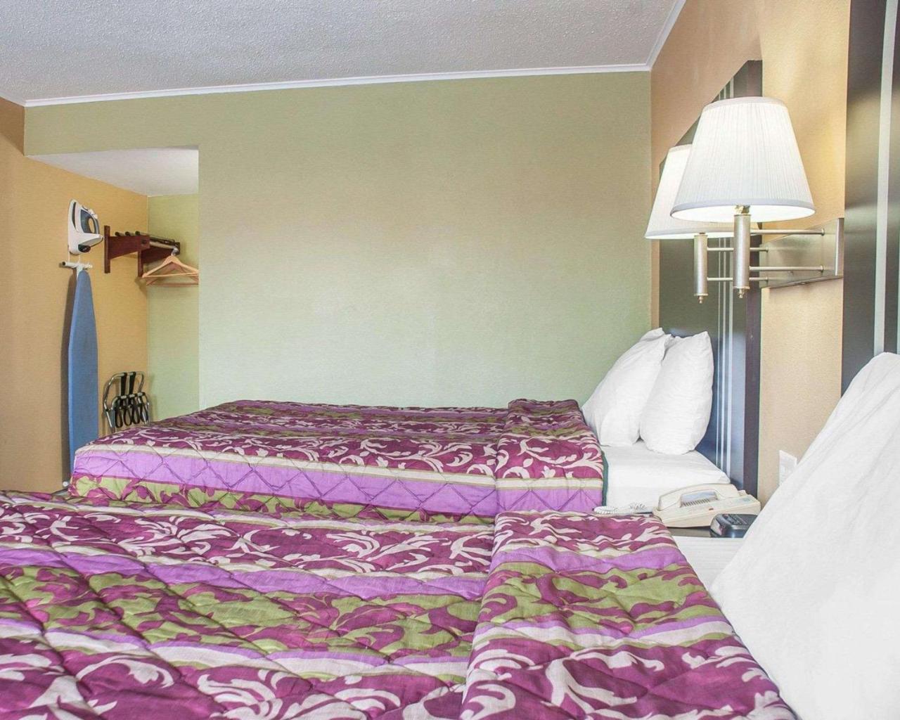Amherst Inn & Suites エクステリア 写真