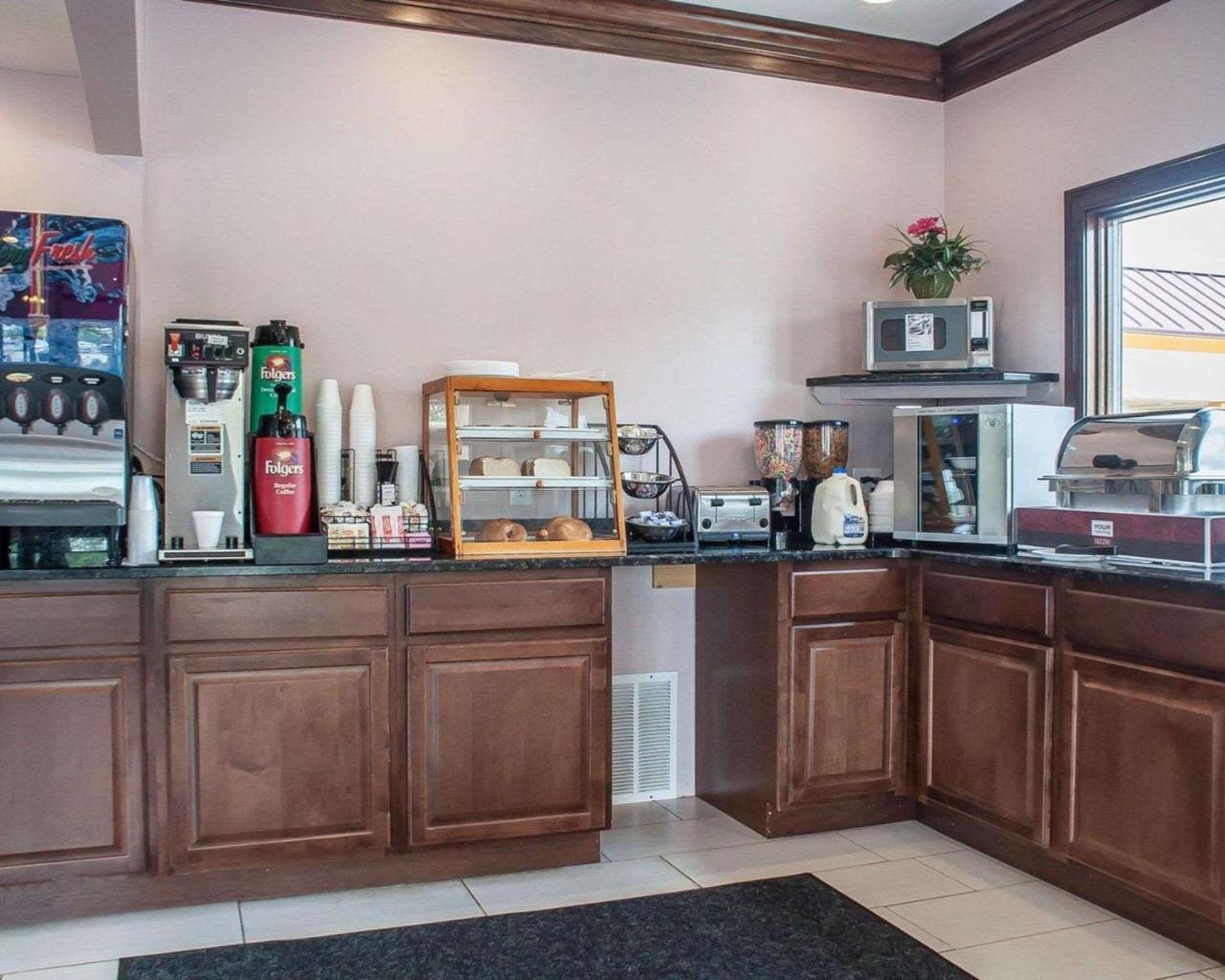 Amherst Inn & Suites エクステリア 写真