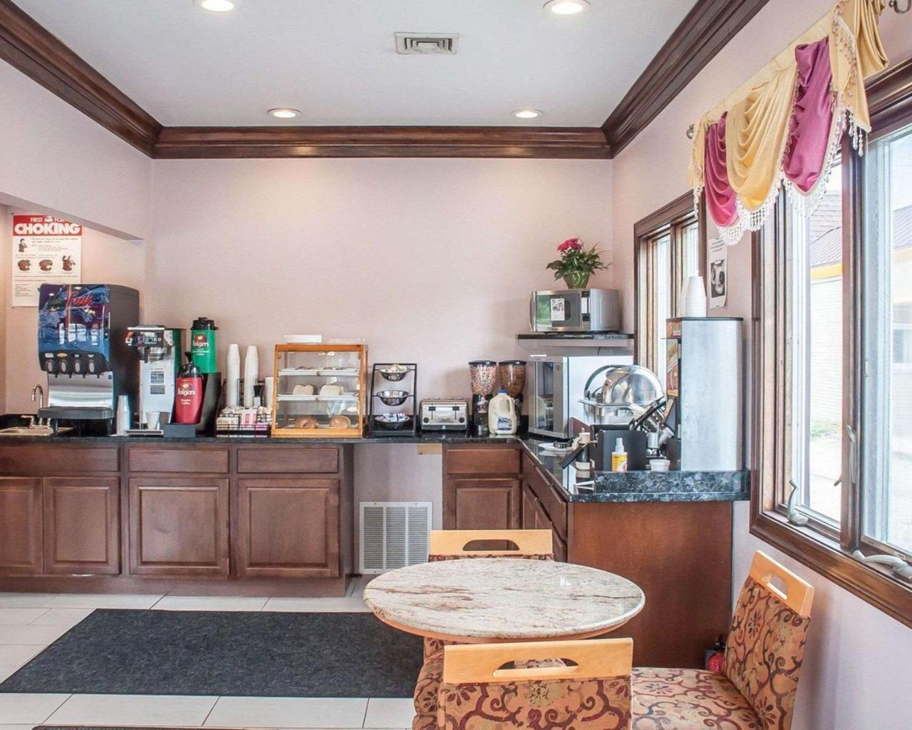 Amherst Inn & Suites エクステリア 写真