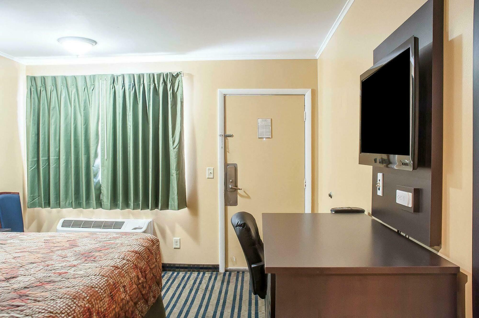 Amherst Inn & Suites エクステリア 写真