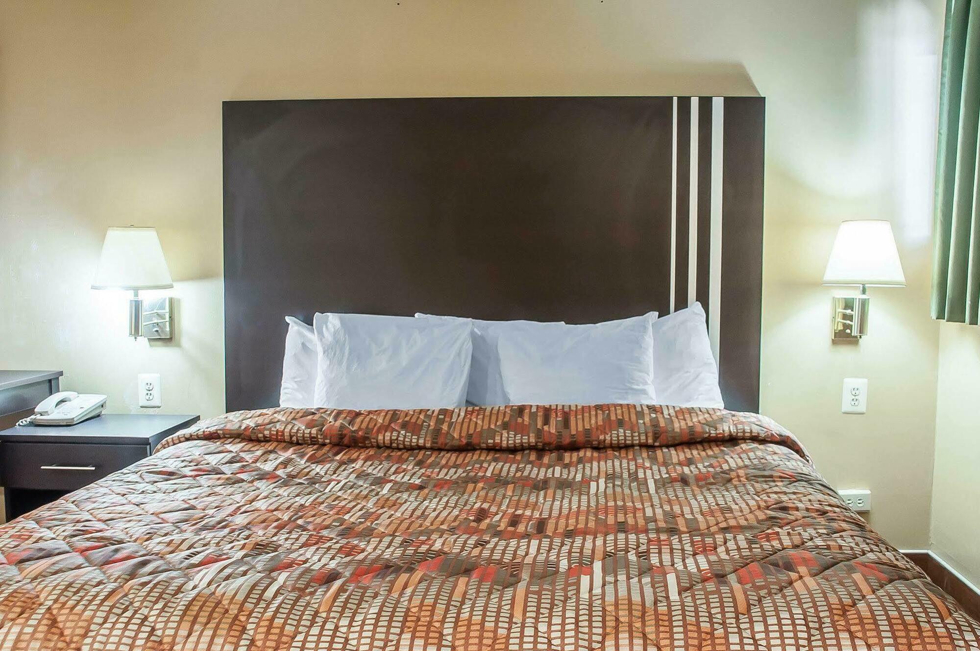 Amherst Inn & Suites エクステリア 写真