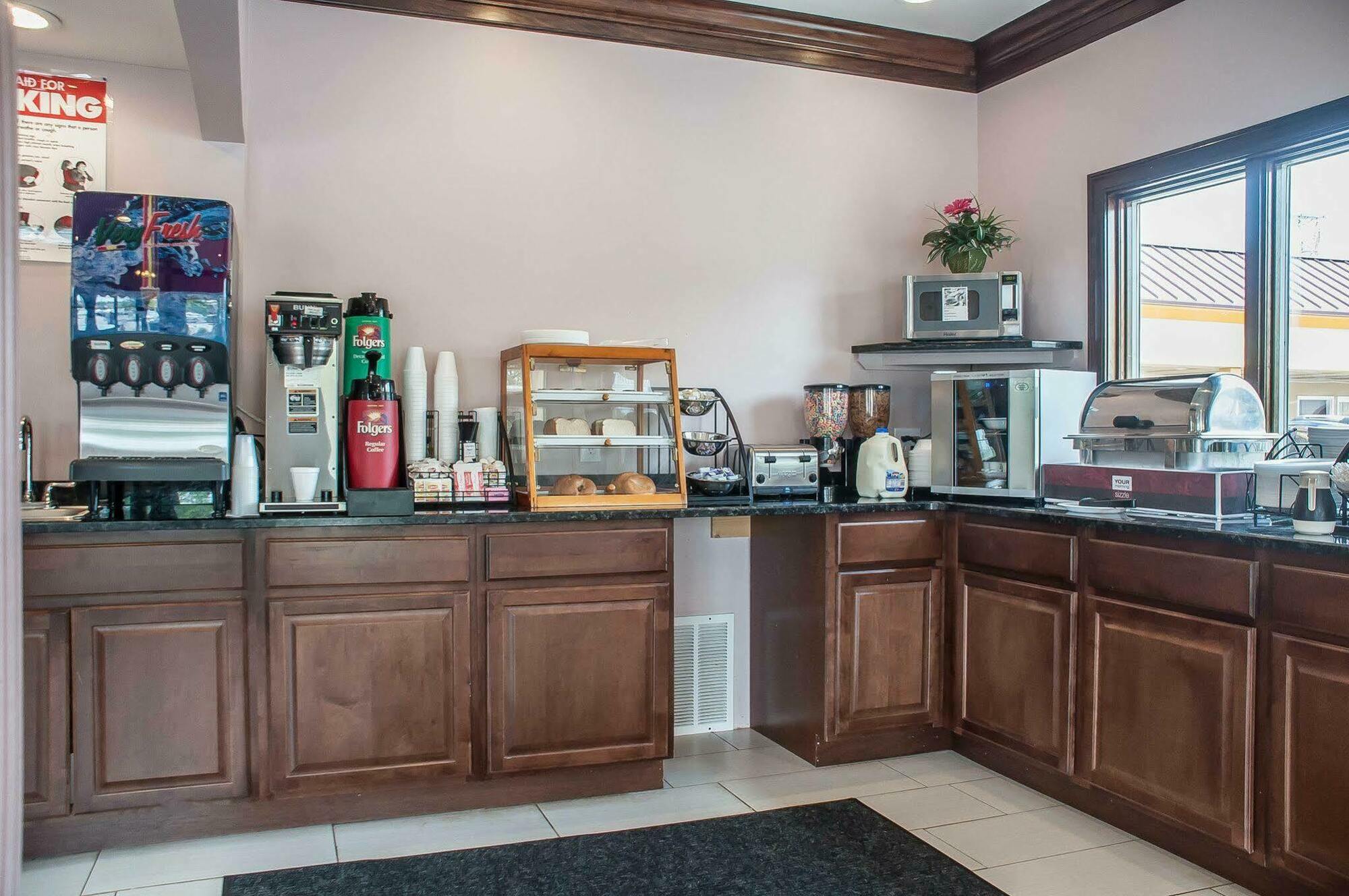 Amherst Inn & Suites エクステリア 写真